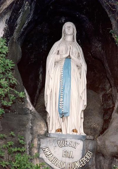 La estatua de la Inmaculada Concepción, en la gruta de Massabielle, Lourdes. Imagen de Turismo de Lourdes/ Sanctuaires ND de Lourdes