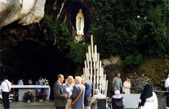 La estatua de la Virgen preside la oquedad, la Gruta de Lourdes, a donde acuden los turistas y fieles. Imagen de Guiarte.com