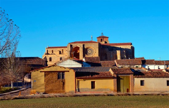 La iglesia de Santa María destaca sobre el casco urbano de Villasirga. Imagen de Guiarte.com