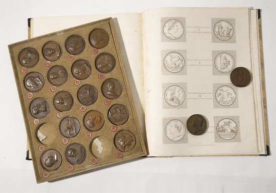 Monetario con medallas de la serie Nationals Medal, editadas por James Mudie, con el correspondiente catálogo