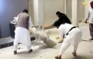 Imagen del vídeo en el que aparece el grupo de islamistas destruyendo un supuesto ídolo. YouTube.com