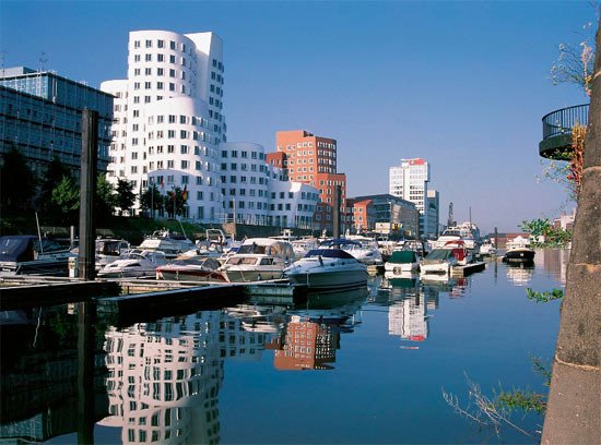 Düsseldor: edificios al borde del Puerto, en el Rin. Düsseldorf Marketing & Tourismus GmbH