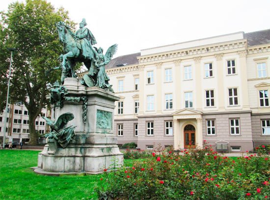 Monumento al Kaiser Wilhelm (1896) ante el ministerio regional de Justicia(1859). Guiarte.com
