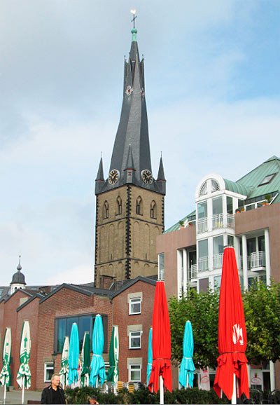 La torre de la Lambertuskirche, es famosa por su retorcido chapitel. Imagen de Guiarte.com