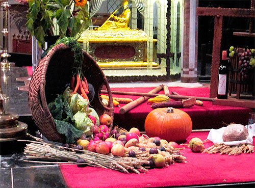 Ofrenda de productos del otoño, en el altar de la Lambertuskirche. Imagen de Guiarte.com