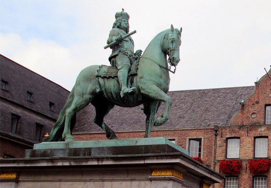 Estatua ecuestre dedicada a  Johann Wilhelm II, el elector que impulsó la ciudad der Düsseldorf. Imagen de Guiarte.com
