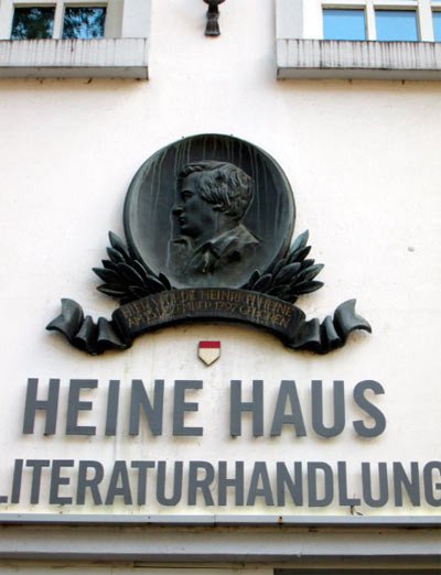 El poeta Heinrich Heine nació en la Bolkerstrasse. Placa en la casa natal. Imagen de Guiarte.com.