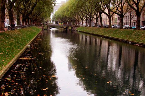 La amplia Königsallee, tiene en el centro un canal abastecido por el río Dussel. Imagen de guiarte.com