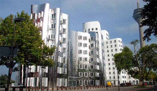 Dos de los edificios de Frank Gehry, en el puerto de Düsseldorf. Imagen de Guiarte.com