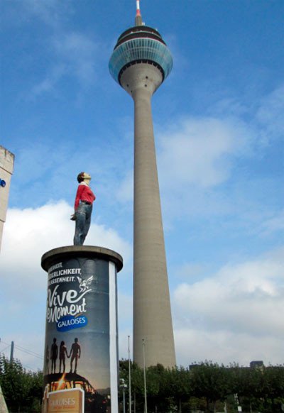 Escultura de Christoph Pöggeler, mirando hacia la Torre del Rin. Imagen de Guiarte.com