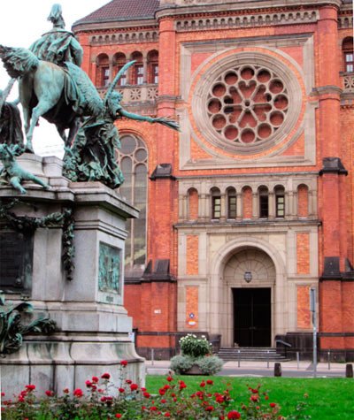 La ciudad es propicia para el paseo, por sus múltiples monumentos. En la imagen portada de la Johanneskirche.  Imagen Guiarte.com