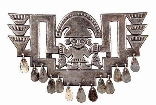 Nariguera que representa a un ancestro divinizado sobre una estructura escalonada. Chimú, 1100 &#8211; 1470 d.C. Plata. 8 x 1,3 x 12 cm © Archivo Museo Larco