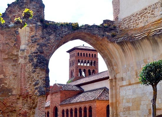 Las viejas ruinas de la abadía medieval aún se detectan en la geografía de Sahagún. Imagen de José Holguera (www.grabadoyestampa.com), para Guiarte.com