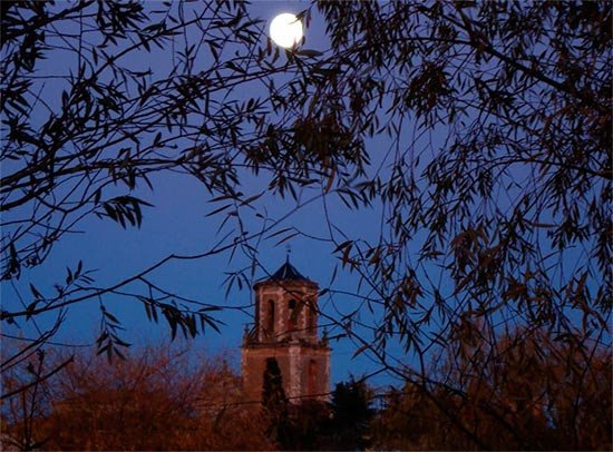 La única torre que resta del antiguo monasterio de Sahagún, al atardecer. Imagen Carmen de Prado/guiarte.com