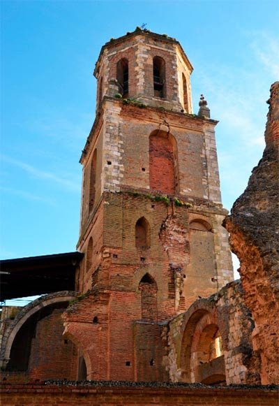 Ruinas del antiguo monasterio de Sahagún, con la  Torre del Reloj. Imagen de José Holguera (www.grabadoyestampa.com), para Guiarte.com