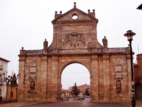 El  arco de San Benito, obra del XVII, portada monacal, ahora arco de triunfo sobre una carretera. Imagen de José Holguera (www.grabadoyestampa.com), para Guiarte.com