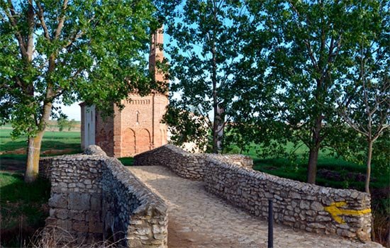El peregrino encuentra la ermita mudéjar de la Virgen del Puente antes de entrar en Sahagún. Imagen de José Holguera (www.grabadoyestampa.com), para Guiarte.com.