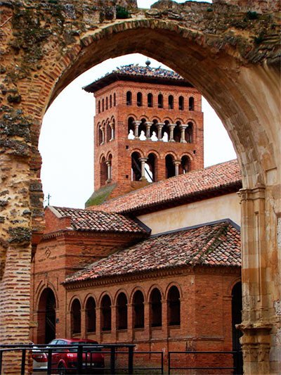 Imagen de la iglesia de San Tirso, desde el entorno de las ruinas del monasteriomedieval. De Sahagún. Imagen Carmen de Prado/guiarte.com
