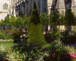 Hasta la catedral está rodeada por los magníficos jardines del arzobispado. Foto guiarte. Copyright