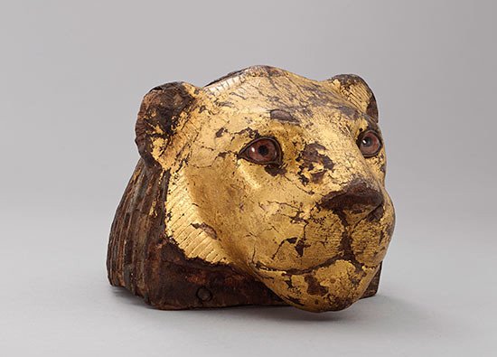 Elemento de un mueble en forma de cabeza de león. Madera de taray (Tamarix aphylla)