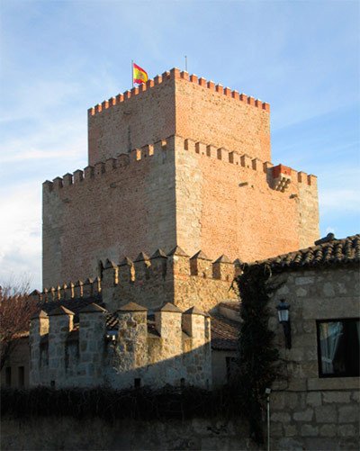 La silueta cubista del castillo de Ciudad Rodrigo, reconvertido en Parador de Turismo. Imagen de guiarte.com