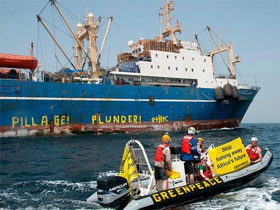 Miembros de Greenpeace denuncian las actividades ilegales del pesquero ruso ahora hundido ante la costa canaria. Imagen de Greenpeace.org