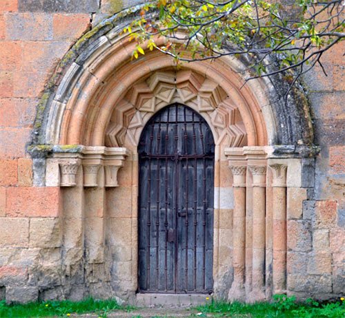 Puerta del cementerio, en el monasterio de Santa María de Sandoval.  Imagen de José Holguera (www.grabadoyestampa.com), para Guiarte.com