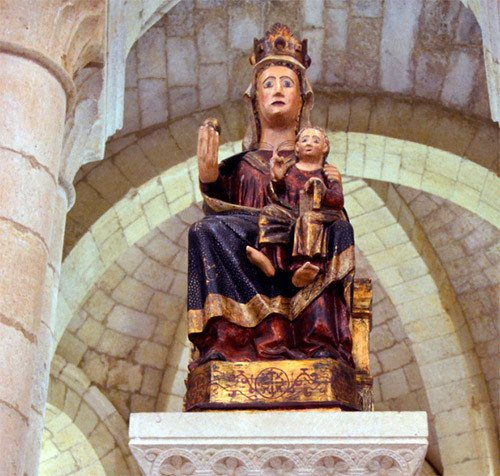 Virgen gótica, en el interior del templo del monasterio de Santa María la Real de Gradefes .  Imagen de José Holguera (www.grabadoyestampa.com), para Guiarte.com