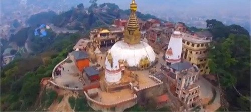 El templo Swayambhunath stupa, después del terremoto.