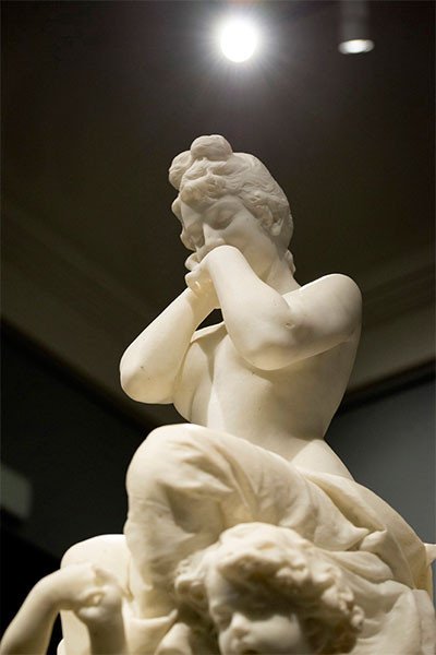 Escultura Canto de amor de Mariano Benlliure con iluminación led. Foto © Museo Nacional del Prado.