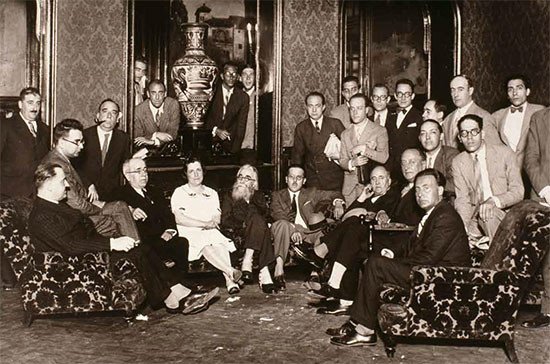 Manuel Azaña y Valle Inclán entre otros en la tertulia de la Cacharrería del Ateneo. 1930