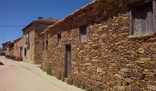 Calle Real en Santa Catalina de Somoza, con una arquitectura tradicional sencilla.Fotografía de Guiarte.com