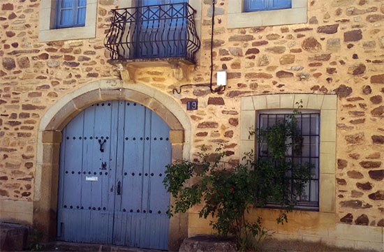 En el lugar de Santa Catalina de Somoza tambien hay alguna casona de noble porte. Fotografía de Guiarte.com