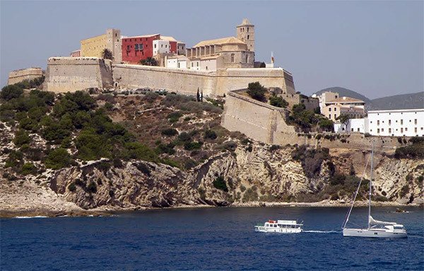 Murallas de la histórica ciudad de Ibiza, España. Guiarte.com