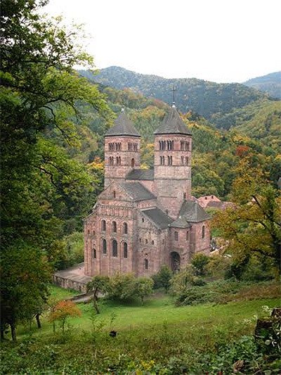 Iglesia de Murbach, en el paisaje de otoño. Imagen de guiarte.com. Copyright