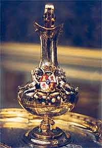 Bella jarra de plata con el escudo de Castilla y León. Foto guiarte, Copyright