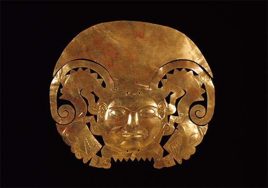 Corona con rostro de felino y guacamayos. Mochica. Época Auge (1 d. de C. - 800 d. de C.). Museo Larco, Perú. © Archivo Museo Larco