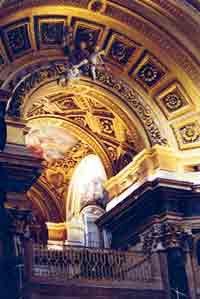 Las techumbres tienen una mayor suntuosidad que los altares en la Real Capilla, detalle. Foto guiarte. Copyright