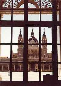 La catedral de la Almudena, desde la fachada sur del Palacio. Foto guiarte.Copyright