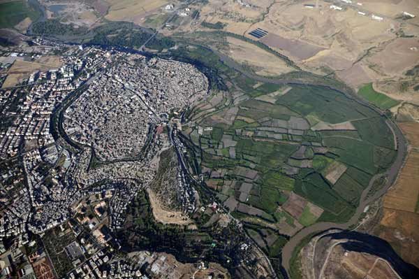 La ciudad fortificada y enfrente los jardines Hevsel © Diyarbak?r Metropolitan Municipality