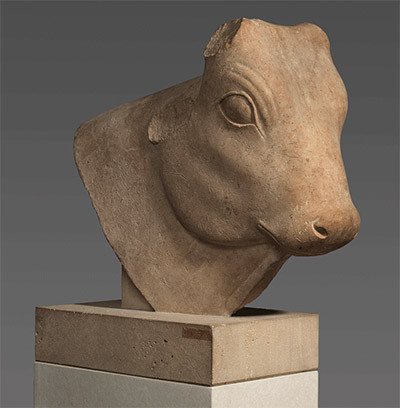 Cabeza de estatua de una deidad bovina, piedra caliza. Egipto, Imperio Medio, dinastía 11-12, ca. 2124-1981 aC. . Museo del Louvre, Departamento des Antiguedades Egipcias.