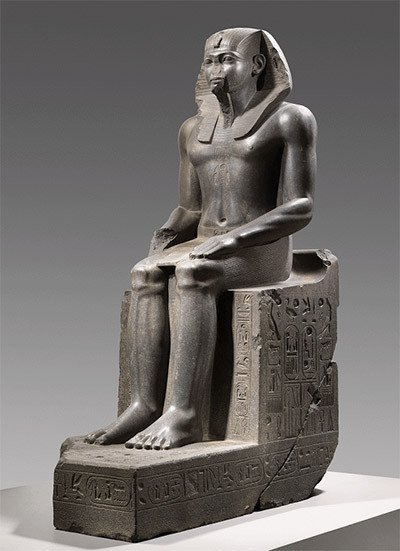 Estatua colosal de un faraón. Egipto, Imperio Medio, dinastía 12, reinado de Amenemhat II ca. 1919-1885. Ägyptisches Museum und Papyrussammlung, Staatliche Museen, Berlín.
