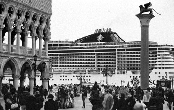 Imagen de la muestra de Monstruos en Venecia organizada por el Fondo Ambiente Italiano y la Fondazione Forma per la Fotografia, en Milán, en 2014. Fondazione Forma per la Fotografia.