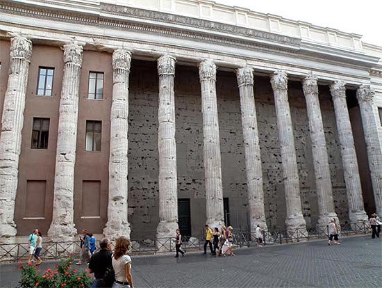 Columnas corintias del templo de Adriano, en Roma. Imagen de Guiarte.com/Manuel F. Miranda.