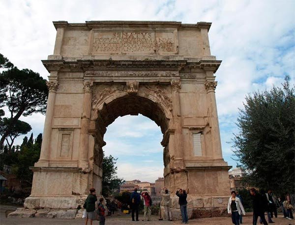 El bello Arco de Tito es una de las obras mejor conservadas del Foro Romano. Imagen de guiarte.com/Raquel Álvarez