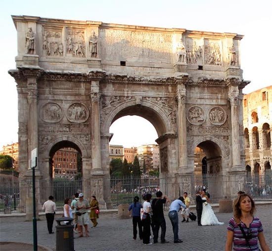 El arco de Constantino, junto al Coliseo, es bello, pero sus relieves son de calidades muy diferentes. Imagen de Guiarte.com/Manuel F. Miranda
