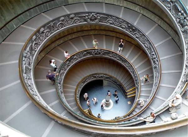 Una rampa de acceso puede ser también arte. Esta es la de los Museo Vaticanos, en Roma. Guiarte.com/Manuel F. Miranda