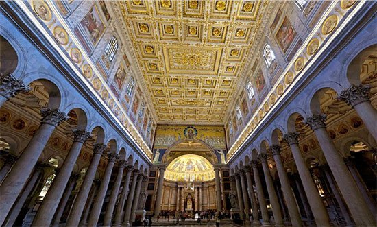 La Basílica de San Pablo Extramuros, es un espectacular espacio columnado. Imagen de http://www.vatican.va/