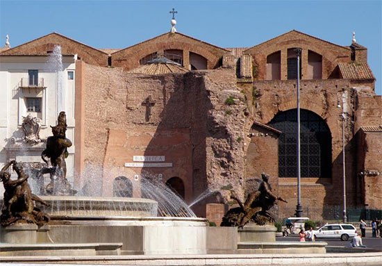 Termas de Diocleciano, con la entrada a la iglesia de Santa María de los Ángeles y de los Mártires, en primer término, fuente de las Náyades. Guiarte.com/manuel F. Miranda.