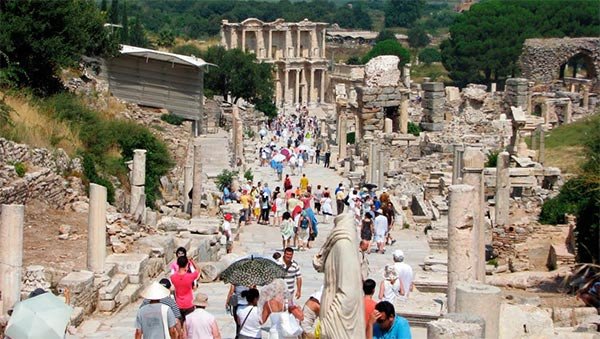 El turismo es ya una marea en las ruinas de Éfeso. Imagen de Guiarte.com